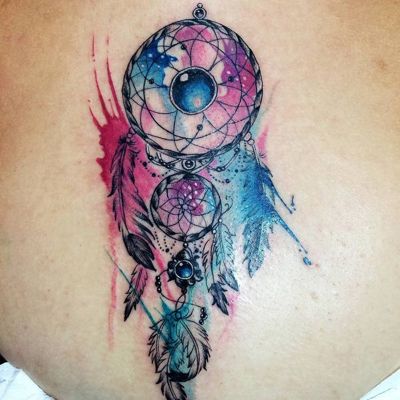  Tatouage attrape rêve avec des nuances de rouge et de bleu